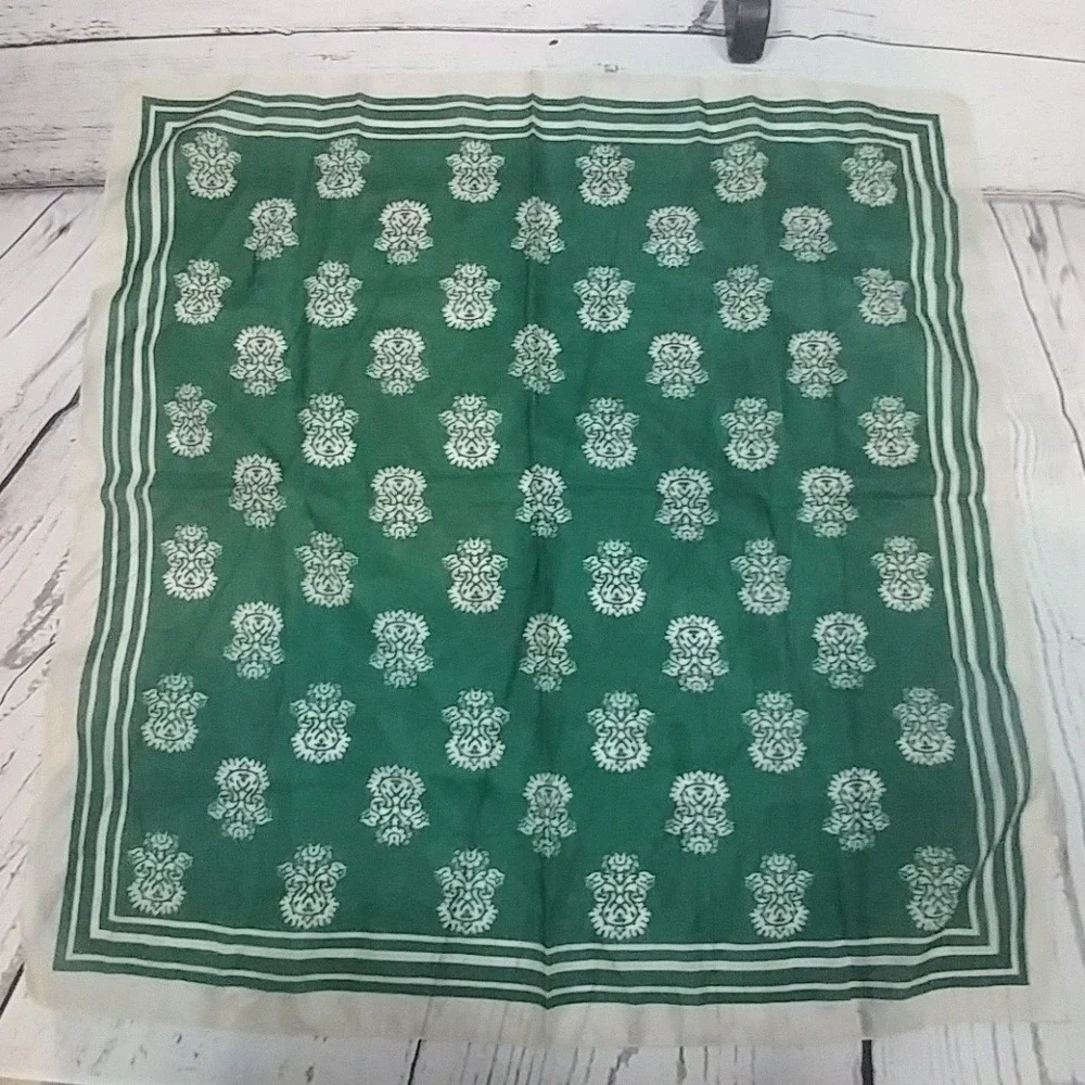 Green &‎ cream damask scarf